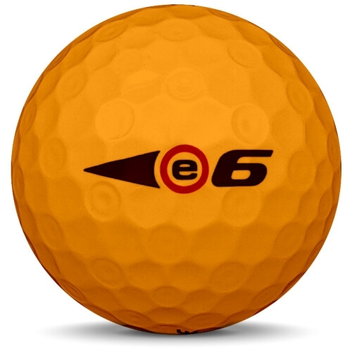 Golfboll av modellen Bridgestone E6 i tidigare års versioner med orange färg från sidan